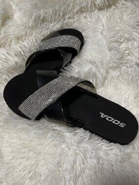 Soda Sandals Flip Flap Size 6 NWT